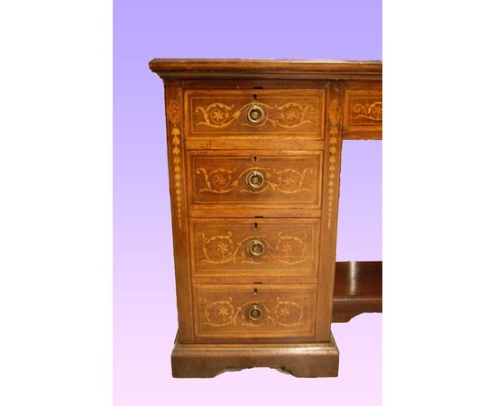 English Victorian style mahogany ministerial desk from the 1800s with inlays