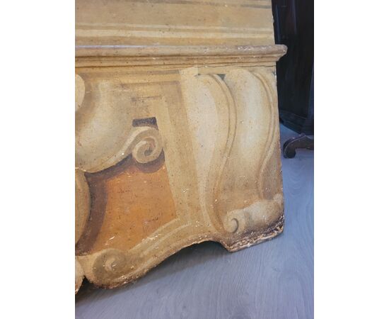 Chest with painted wooden backrest and coat of arms - Tuscany 17th century