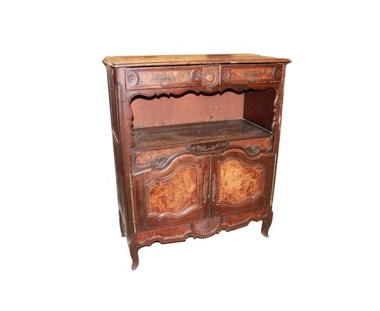 Credenza provenzale del 1700 in legno di noce e radica di noce con 2 ante e vano a giorno impreziosita di intagli