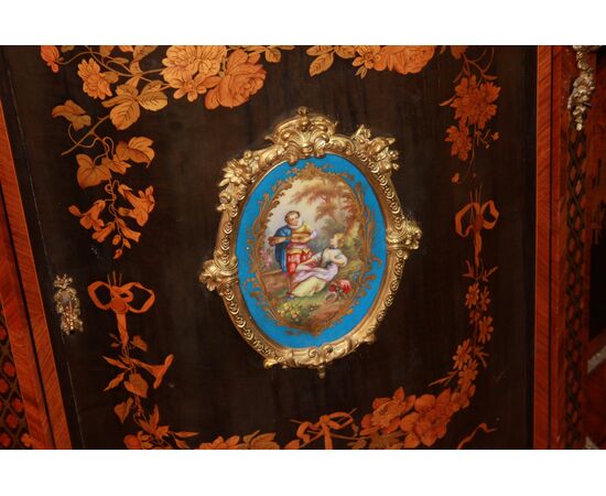 Coppia di preziosi credenzini piccoli servant stile Luigi XV in legno riccamente intarsiati con medaglione in porcellana Sevres