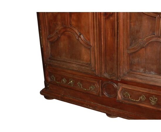 Grande Armadio Provenzale In Legno di Noce a 2 Ante di fine 1700