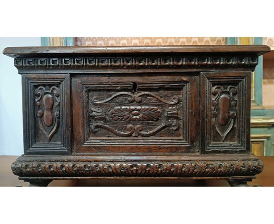 LATE 16TH CENTURY WALNUT CASKET CHEST