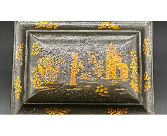 Lacquered box with golden Chinoiserie decorations – 18th century