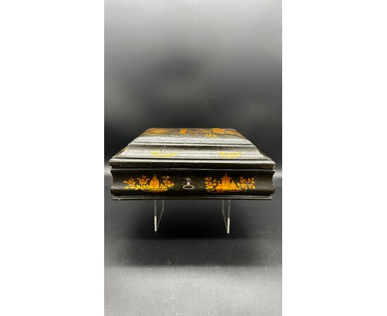 Lacquered box with golden Chinoiserie decorations – 18th century