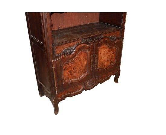 Credenza provenzale del 1700 in legno di noce e radica di noce con 2 ante e vano a giorno impreziosita di intagli