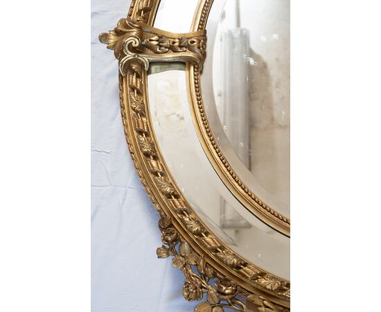 Specchiera antica a medaglione Napoleone III Francese in legno dorato e intagliato. Periodo XIX secolo.