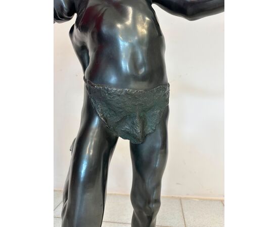 Fanciullo morso da un granchio . Bronzo. Altezza 103 cm