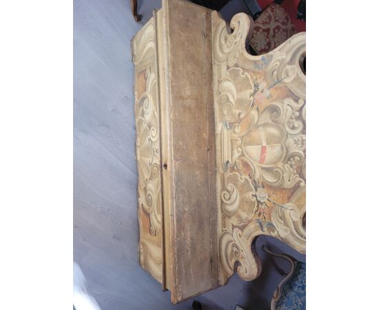 Chest with painted wooden backrest and coat of arms - Tuscany 17th century