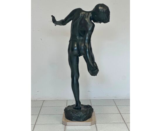 Fanciullo morso da un granchio . Bronzo. Altezza 103 cm