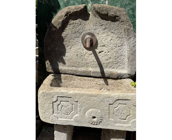 DARS685 - Fontana in pietra datata 1844, misure massime cm L 90 x H 140 x P 50