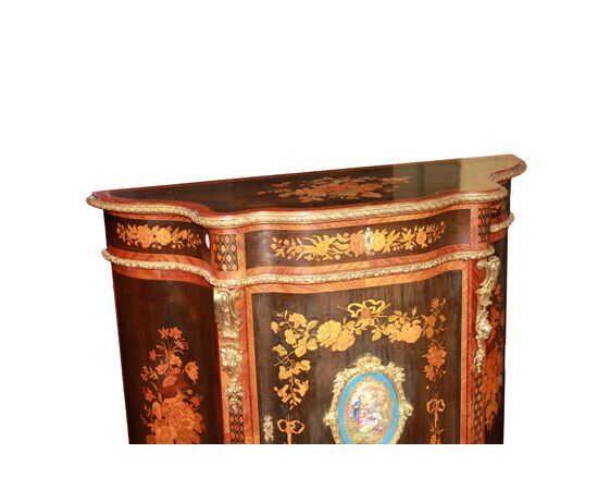 Coppia di preziosi credenzini piccoli servant stile Luigi XV in legno riccamente intarsiati con medaglione in porcellana Sevres