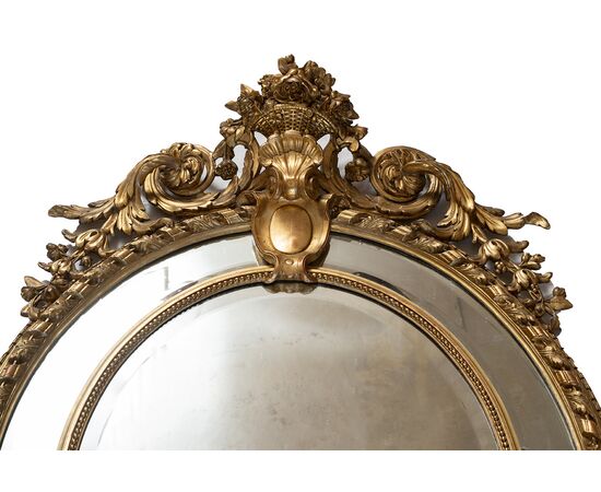 Specchiera antica a medaglione Napoleone III Francese in legno dorato e intagliato. Periodo XIX secolo.