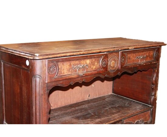 Credenza provenzale del 1700 in legno di noce e radica di noce con 2 ante e vano a giorno impreziosita di intagli