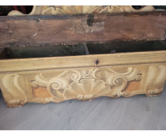 Chest with painted wooden backrest and coat of arms - Tuscany 17th century