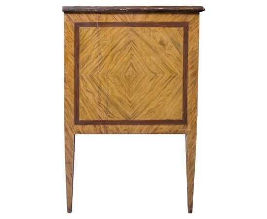 Chest of drawers in lacquered wood painted with faux burr. Tuscany, late 18th century.