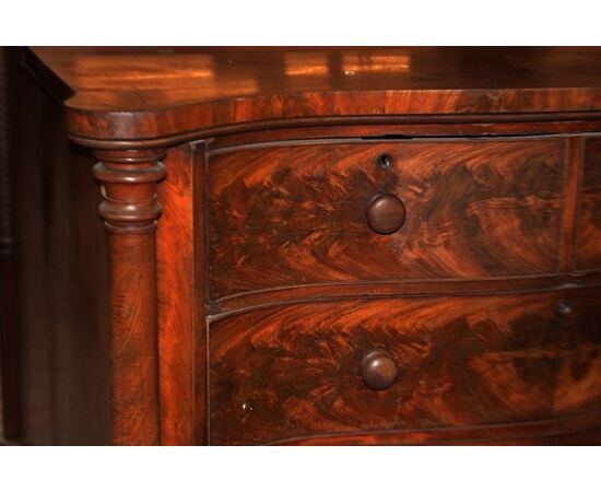 Large and majestic English chest of drawers from the 1800s, Regency style, in mahogany and mahogany feather.