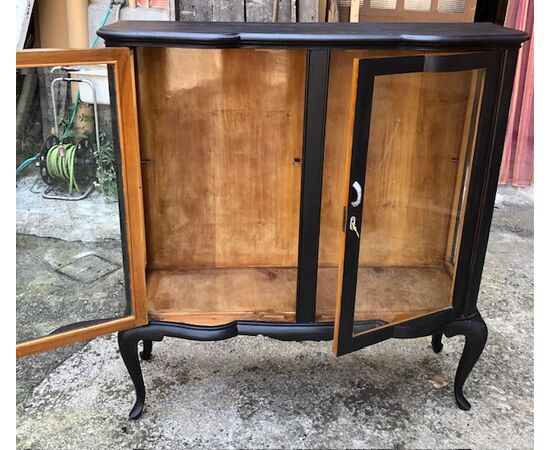 Lacquered display cabinet