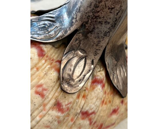 Scultura di uccello in argento e conchiglia