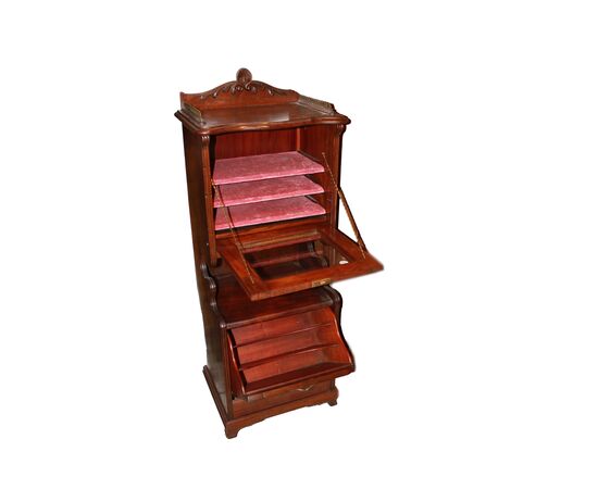 Small English mahogany Victorian style display cabinet from the second half of the 1800s.