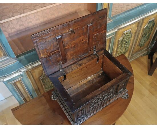 LATE 16TH CENTURY WALNUT CASKET CHEST