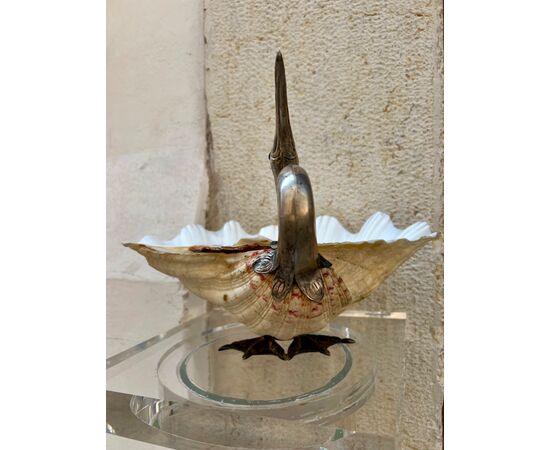 Scultura di uccello in argento e conchiglia