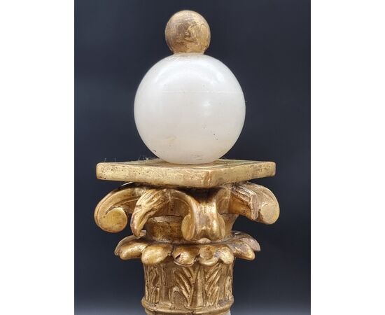 Coppia di eleganti colonne neoclassiche in alabastro e legno dorato, inizi XIX secolo