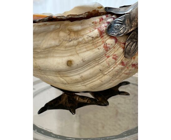 Scultura di uccello in argento e conchiglia