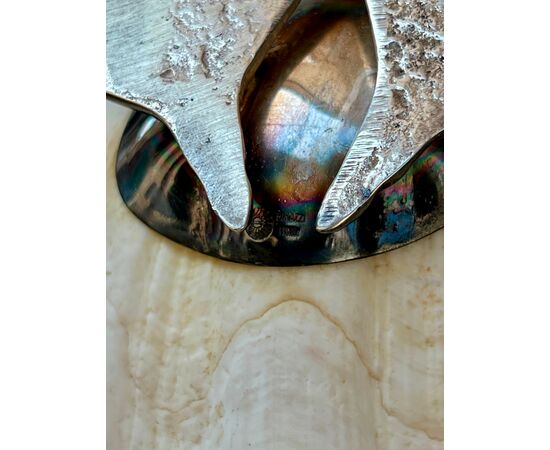 Scultura di uccello in argento e conchiglia