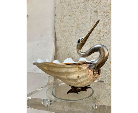Scultura di uccello in argento e conchiglia