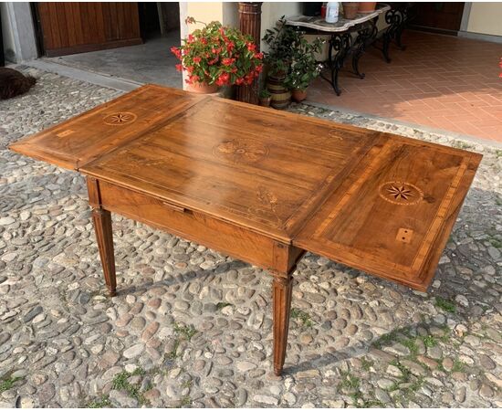 Tavolo da pranzo allungabile in legno intarsiato. Piacenza, seconda metà XVIII sec.
