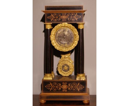 French Charles X style boxwood and ebonized wood table clock from the 1800s