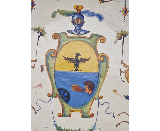 Grande piatto da parata in maiolica decorata a grottesche, con stemma nobiliare – Italia centra