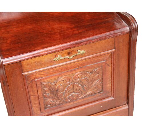 Small English mahogany Victorian style display cabinet from the second half of the 1800s.