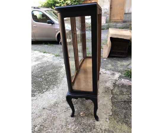 Lacquered display cabinet