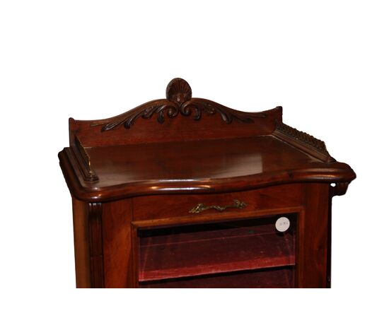 Small English mahogany Victorian style display cabinet from the second half of the 1800s.
