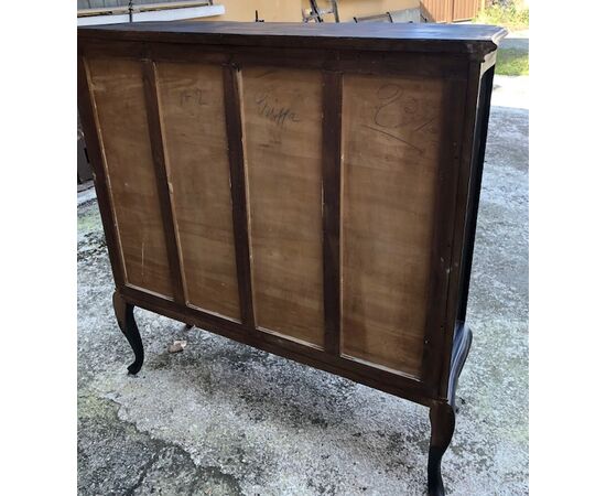 Lacquered display cabinet