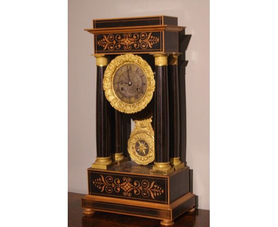 French Charles X style boxwood and ebonized wood table clock from the 1800s