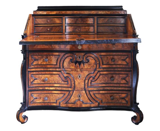 Slant-front desk veneered in wood and walnut burl with ebonized frames. Lombardy, 18th century