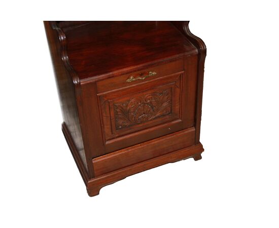 Small English mahogany Victorian style display cabinet from the second half of the 1800s.