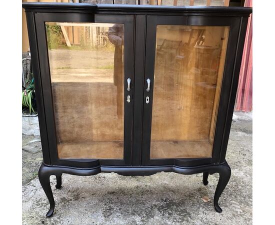 Lacquered display cabinet