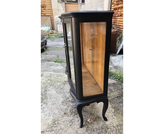 Lacquered display cabinet
