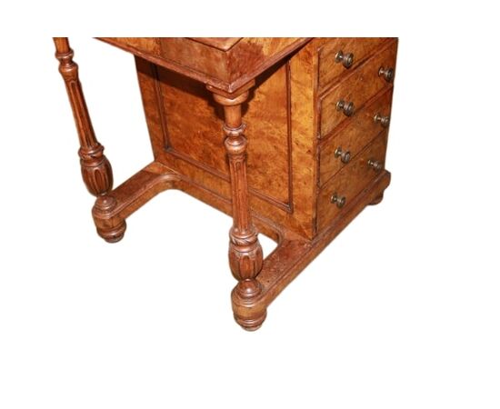 English Davenport from the second half of the 19th century in walnut and walnut burl