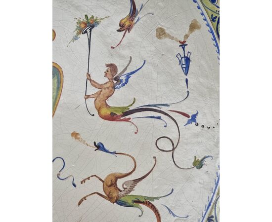 Grande piatto da parata in maiolica decorata a grottesche, con stemma nobiliare – Italia centra