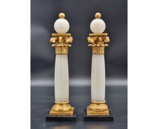 Coppia di eleganti colonne neoclassiche in alabastro e legno dorato, inizi XIX secolo