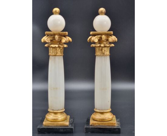 Coppia di eleganti colonne neoclassiche in alabastro e legno dorato, inizi XIX secolo