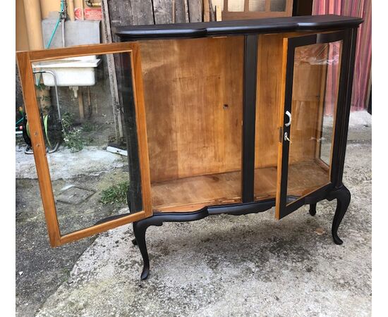 Lacquered display cabinet