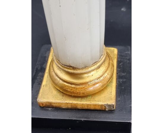 Coppia di eleganti colonne neoclassiche in alabastro e legno dorato, inizi XIX secolo