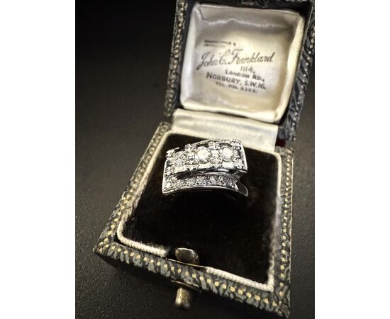 Anello  a  Contrarie  con  Diamanti
