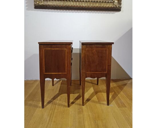 PAIR OF NEOCLASSICAL STYLE NIGHTSTANDS, FIRST HALF OF THE 19TH CENTURY