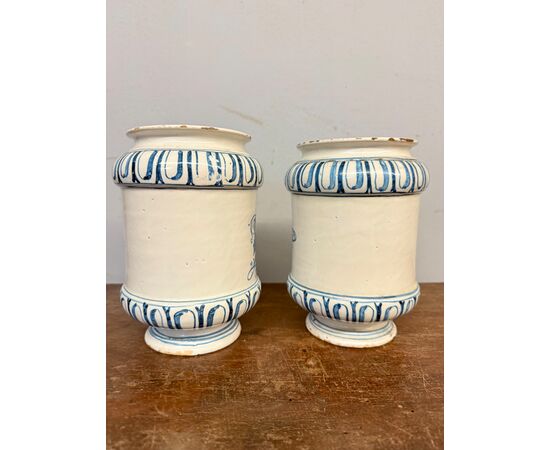 Antique pair of albarello pharmacy vases. Bassano 18th century, 20x14cm
